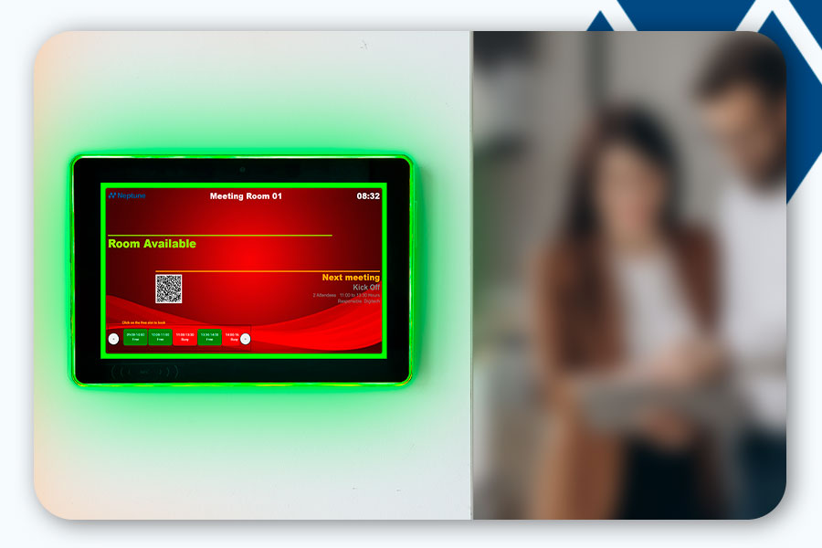 Booking Display do Neptune instalado em um tablet em frente a uma sala de reuniao com pessoas ao fundo.