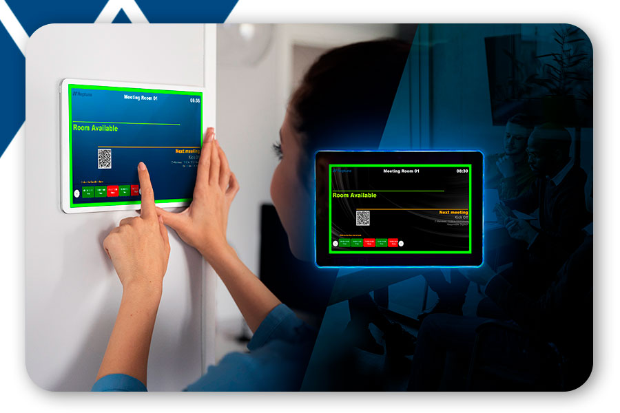 Uma pessoa fazendo o check-in em uma sala de reuniao atraves do Booking Display do Neptune.