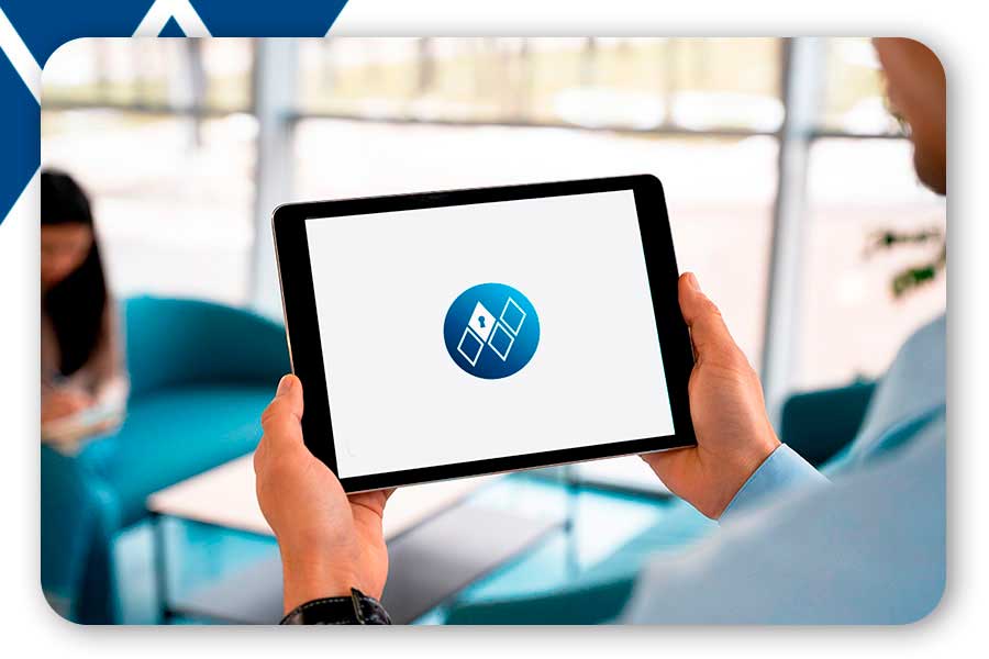 Uma pessoa segurando um tablet com o neptune navigator instalado.